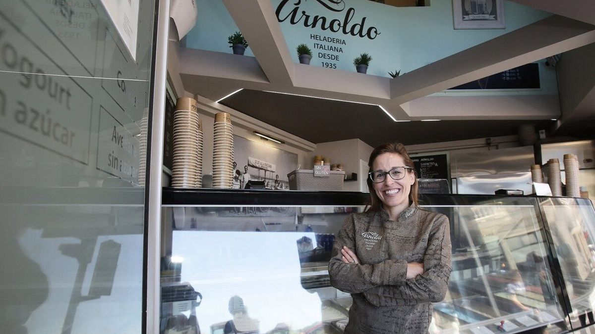 Marta Arnoldo, en la heladería situada al lado del hotel Londres.