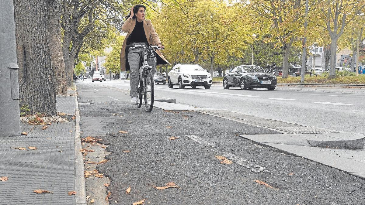 El carril bici de Micaela Portilla, a la altura de los Juzgados, presenta descarnamientos de la capa de rodadura.