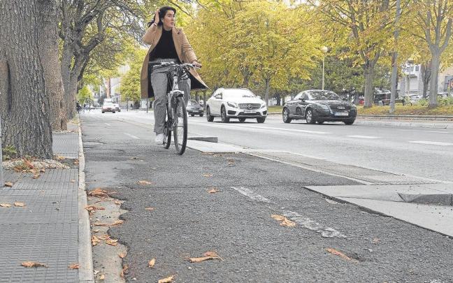 El carril bici de Micaela Portilla, a la altura de los Juzgados, presenta descarnamientos de la capa de rodadura.