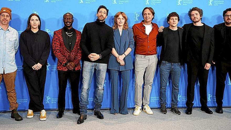 Parte del equipo de ‘Manodrome’ posa durante la presentación de la película en Berlín ayer. | FOTO: EFE