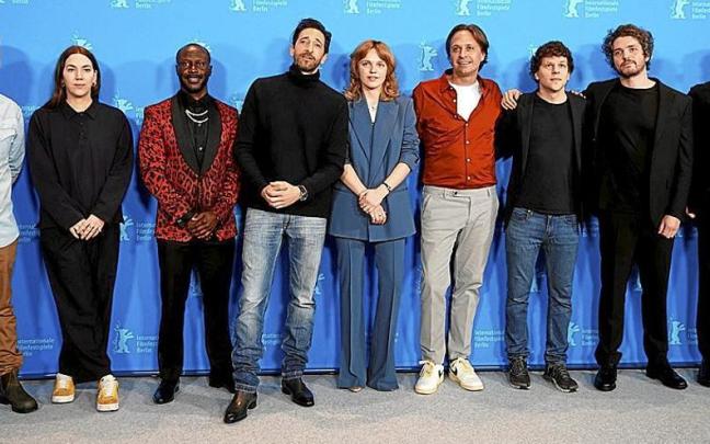 Parte del equipo de &lsquo;Manodrome&rsquo; posa durante la presentaci&oacute;n de la pel&iacute;cula en Berl&iacute;n ayer. | FOTO: EFE