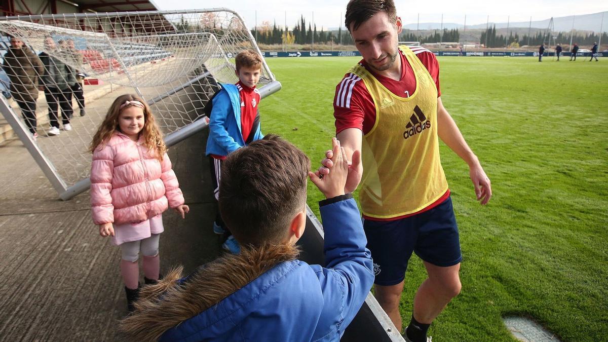 Fotos del entrenamiento de Osasuna en Tajonar. En la imagen, Moncayola con unos jóvenes aficionados.