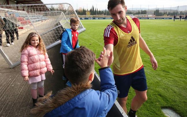 Fotos del entrenamiento de Osasuna en Tajonar. En la imagen, Moncayola con unos jóvenes aficionados.