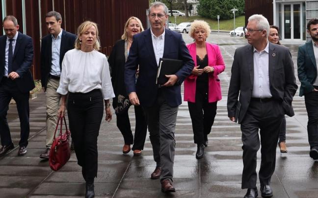 28/09/2022. Pleno de política general. Mark el Olano y el equipo de gobierno antes del pleno y durante el minuto de silencio. Juntas Generales. IKER AZURMENDI 28/09/2022. Pleno de política general. Mark el Olano y el equipo de gobierno antes del pleno y durante el minuto de silencio. Juntas Generales. IKER AZURMENDI