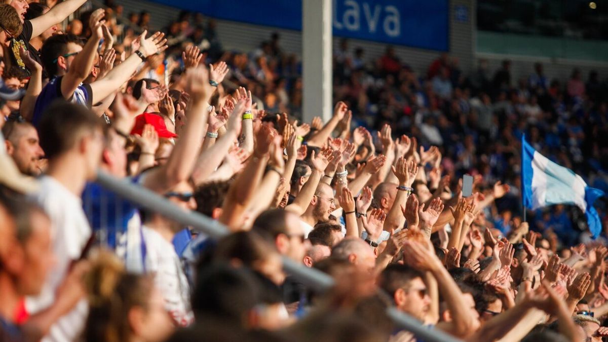 Afición del Alavés en Mendizorroza