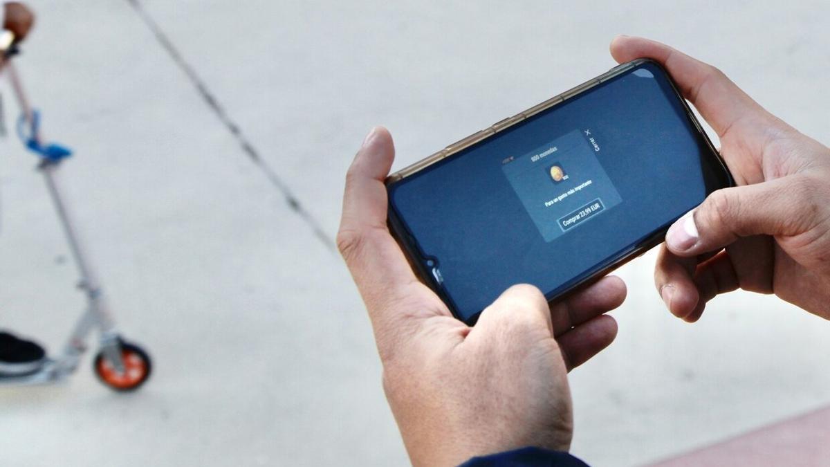 Un joven apuesta con una aplicación móvil.