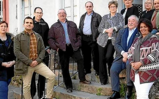 El agredido, Juan Luis Cid, segundo por la derecha, con el equipo del PNV de Ibarra. | FOTO: NTM