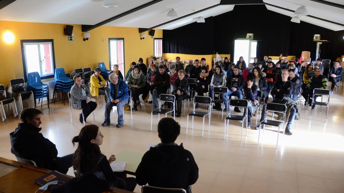 Vecinos y vecinas de Irurita en el batzarre celebrado en el Centro Cívico.