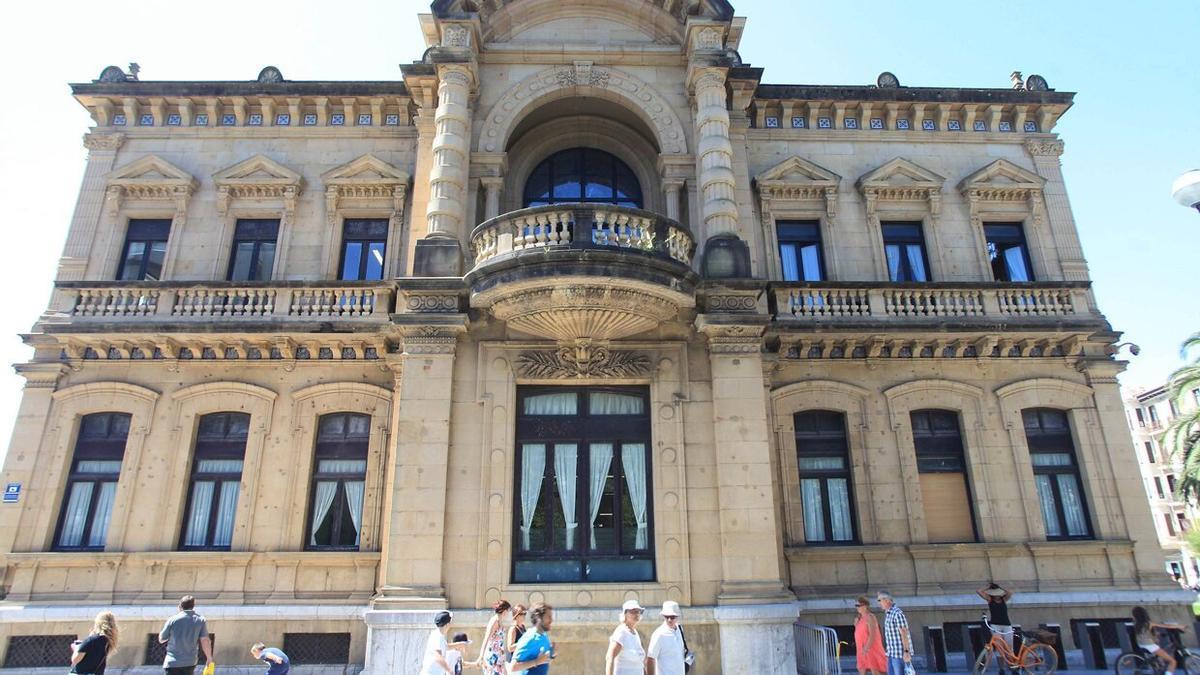 Fachada lateral de la casa consistorial donostiarra.