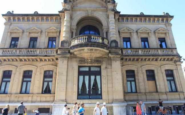 Fachada lateral de la casa consistorial donostiarra.