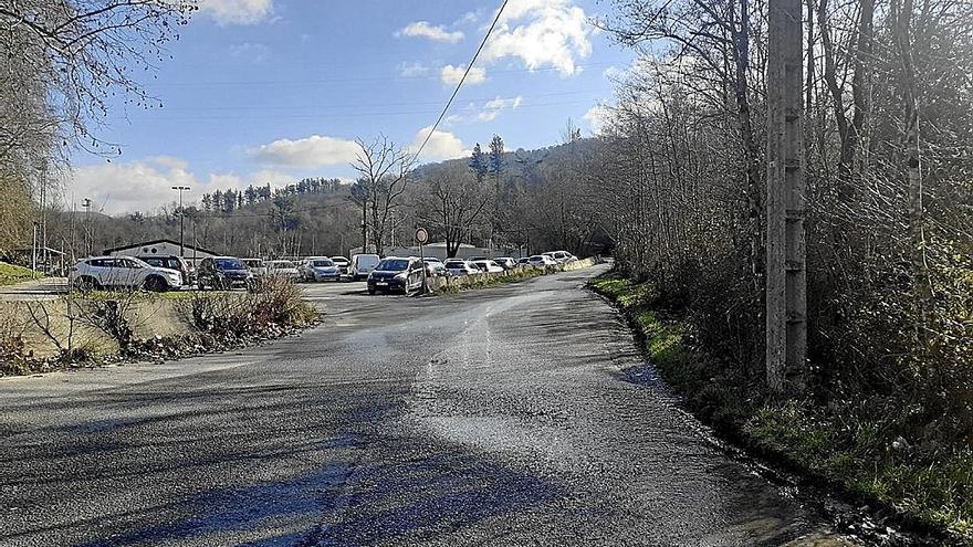 Carretera de acceso al campo de fútbol y al polígono industrial.