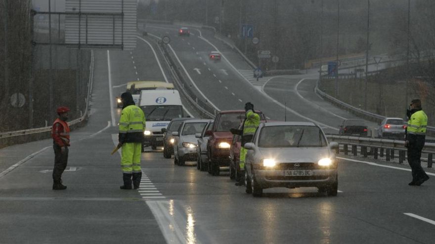 Agentes de la Guardia Civil y de la Policía Foral controlando el tráfico en la A15