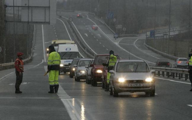 Agentes de la Guardia Civil y de la Policía Foral controlando el tráfico en la A15 Agentes de la Guardia Civil y de la Policía Foral controlando el tráfico en la A15