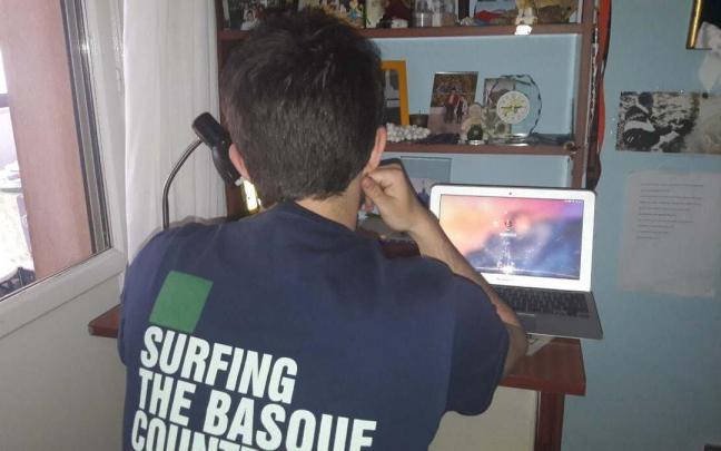 Un chico trabaja solo en su casa.