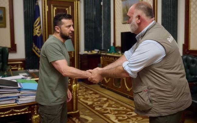 Zelenski saluda al chef José Andrés durante el encuentro.