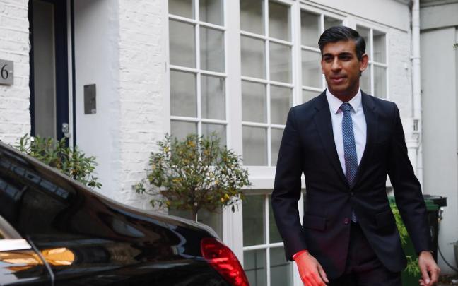 Rishi Sunak en su casa de Londres después de confirmar su candidatura.