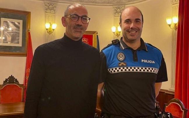 El alcalde, Gorka García, posa con el nuevo jefe de Policía Local, Juan Luis Pellejero.