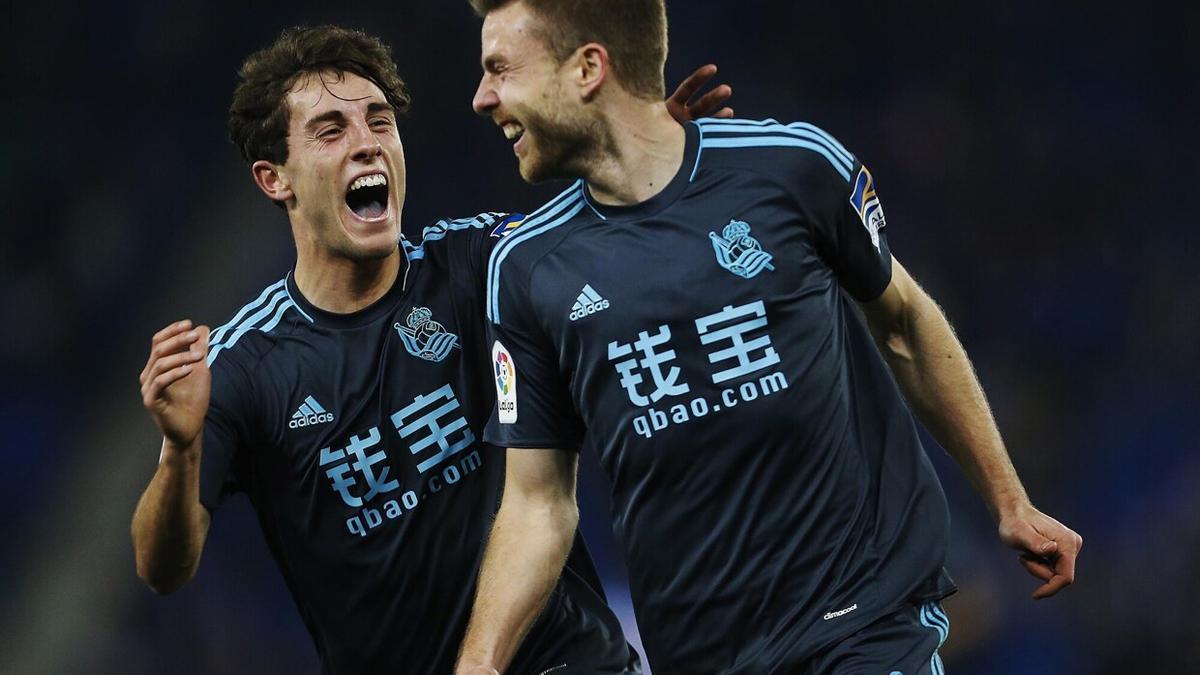 Álvaro Odriozola celebra un gol con Asier Illarramendi en su etapa en la Real.