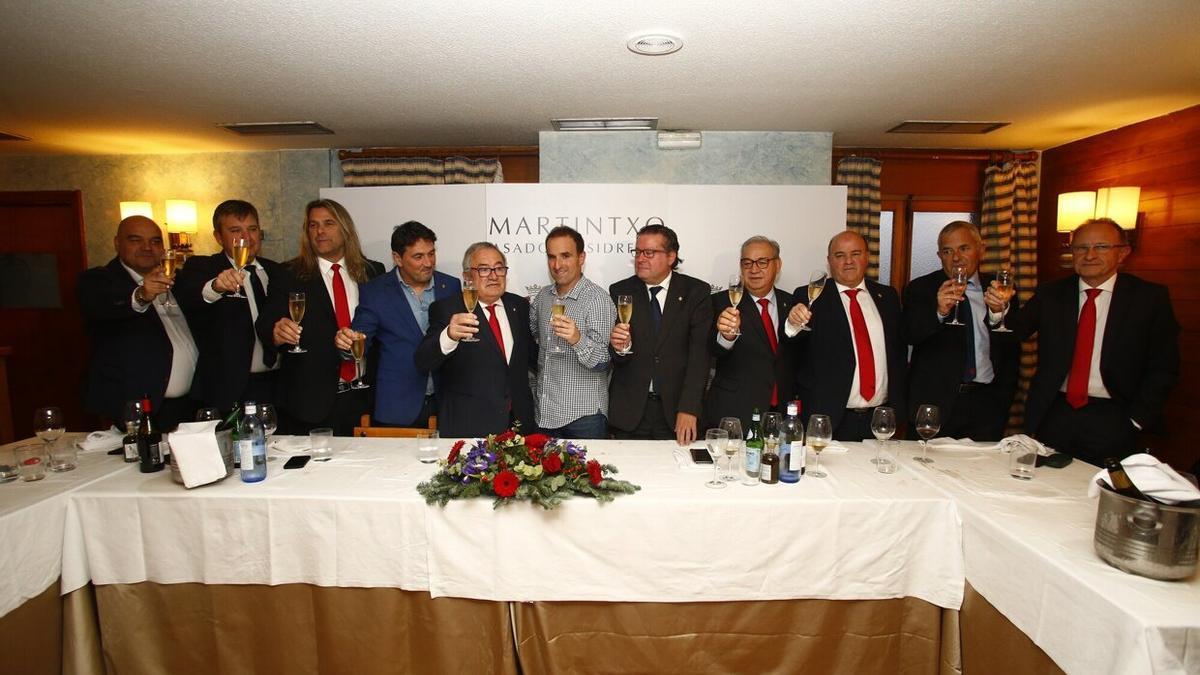 Cata, Txuma Iso, César Muniáin, Braulio Vázquez, Luis Sabalza, Jagoba Arrasate, Miguel Cuesta, Fidel Medrano, Ignacio Yániz, Fran Canal y Ángel Ardanaz, en el brindis.