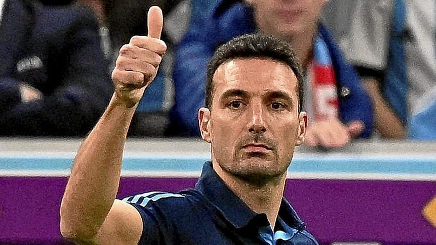 Didier Deschamps y Lionel Scaloni se dirigen a sus jugadores desde la banda durante el presente Mundial de Catar. | FOTOS: AFP