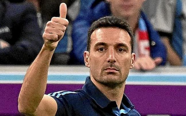 Didier Deschamps y Lionel Scaloni se dirigen a sus jugadores desde la banda durante el presente Mundial de Catar. | FOTOS: AFP Didier Deschamps y Lionel Scaloni se dirigen a sus jugadores desde la banda durante el presente Mundial de Catar. | FOTOS: AFP
