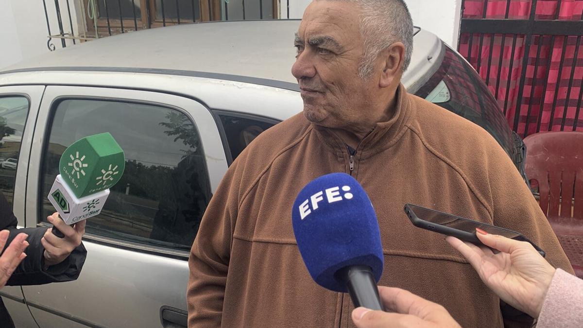 Un hermano del abuelo y tío-abuelo del niño, Juan Blanco, atiende a los medios de comunicación a las puertas de las vivienda familiar.