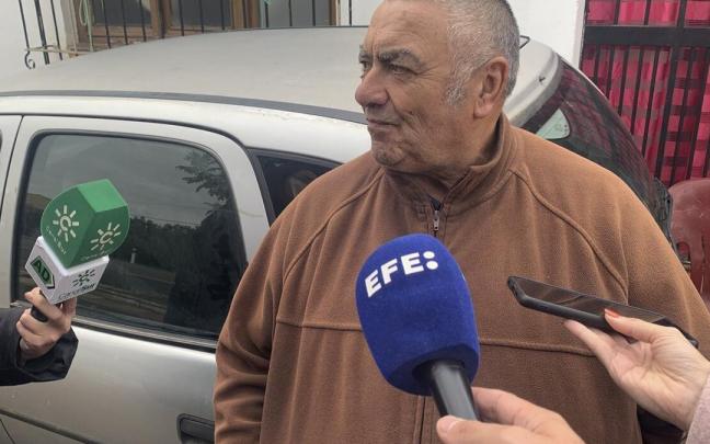 Un hermano del abuelo y t&iacute;o-abuelo del ni&ntilde;o, Juan Blanco, atiende a los medios de comunicaci&oacute;n a las puertas de las vivienda familiar.