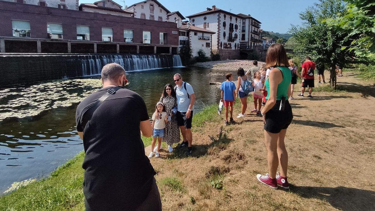 Turistas, mayoritariamente familias con niños, visitan la localidad de Elizondo.