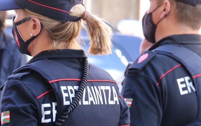Una pareja de agentes de la Ertzaintza, patrullando