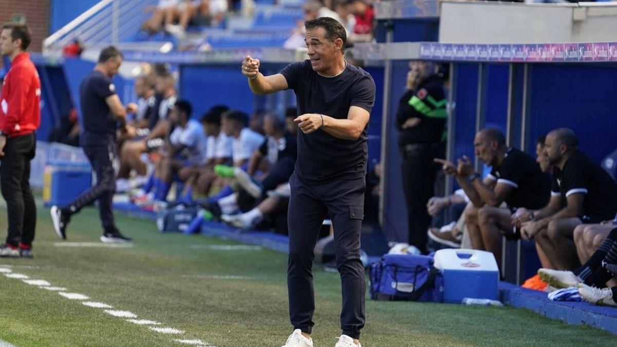 Luis Garc&iacute;a da instrucciones durante el &uacute;ltimo partido en Mendizorroza
