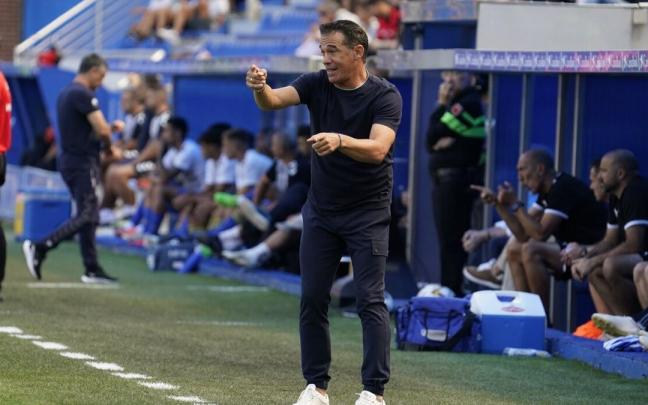 Luis Garc&iacute;a da instrucciones durante el &uacute;ltimo partido en Mendizorroza