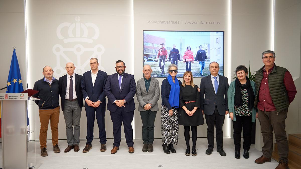 El vicepresidente Remírez y la directora general de Interior, con las personas galardonadas.