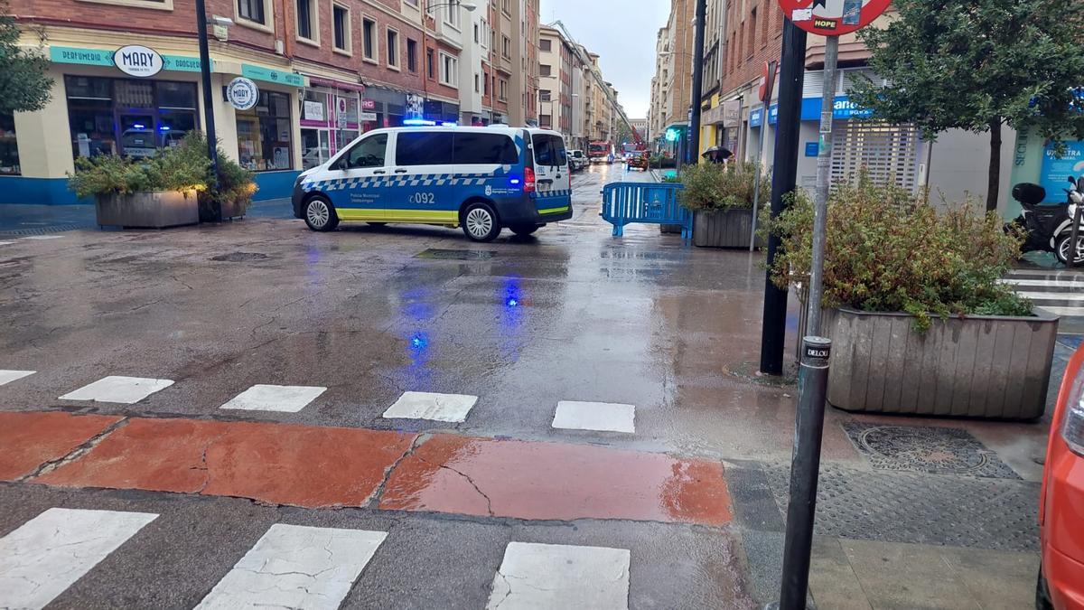 Una patrulla de Policía Municipal este sábado por la mañana junto al edificio de Paulino Caballero.
