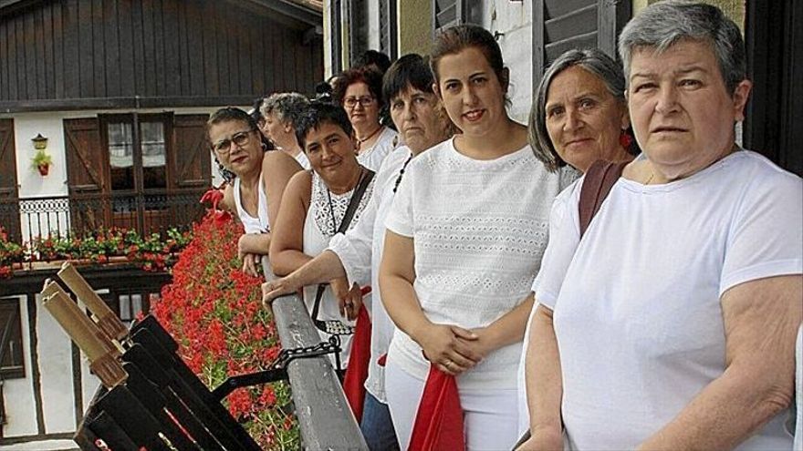 De izquierda a derecha, Zeze Pereira, Sonia Salgado, Maripi Fagoaga, Itxasne Otxoteko, Beatriz Martinez y Rosa Alzugarai, antes del chupinazo.