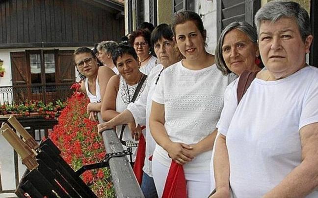 De izquierda a derecha, Zeze Pereira, Sonia Salgado, Maripi Fagoaga, Itxasne Otxoteko, Beatriz Martinez y Rosa Alzugarai, antes del chupinazo.