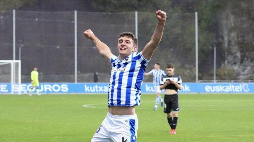 Jon Karrikaburu celebra un gol con la txuri-urdin.