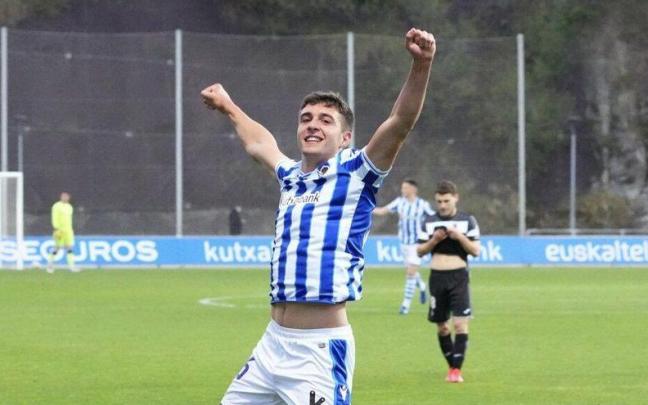 Jon Karrikaburu celebra un gol con la txuri-urdin.