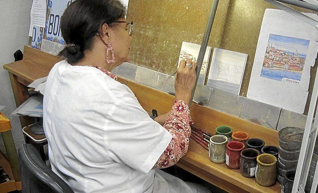 Pintando azulejos a mano, una atractiva especialidad local.