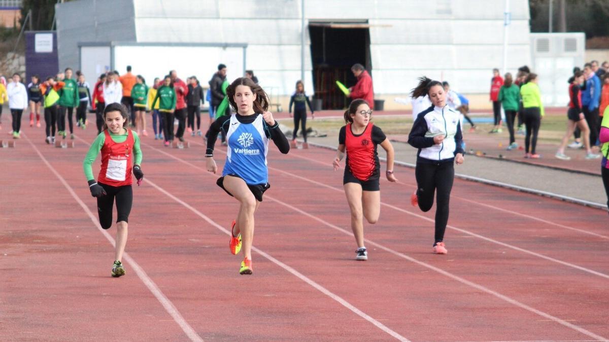 Competici&oacute;n de velocidad en las pistas del estadio Nelson Mandela de Tudela