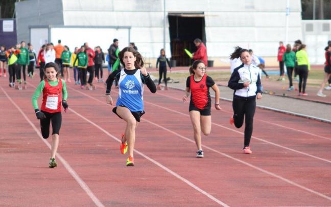 Competici&oacute;n de velocidad en las pistas del estadio Nelson Mandela de Tudela