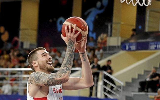 Juancho Hernang&oacute;mez entra a canasta con el belga Retin Obasohan colgado de &eacute;l.