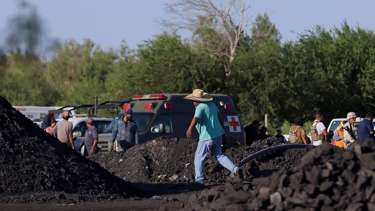Personal de rescate trabaja en la mina de carbón colapsada en México.