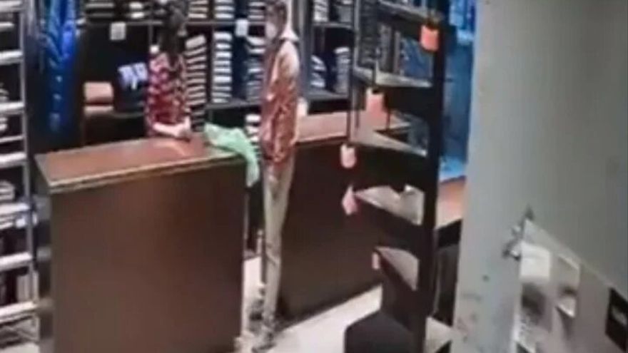 El hombre se acercó a la joven aparentando tener un arma entre las manos.