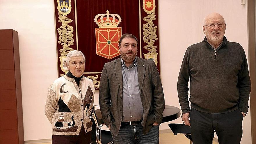Marian Pérez Lamana, Unai Hualde y José Luis Esarte, ayer en el Parlamento de Navarra.