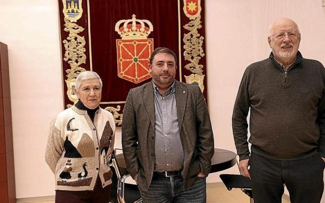Marian Pérez Lamana, Unai Hualde y José Luis Esarte, ayer en el Parlamento de Navarra. Marian Pérez Lamana, Unai Hualde y José Luis Esarte, ayer en el Parlamento de Navarra.
