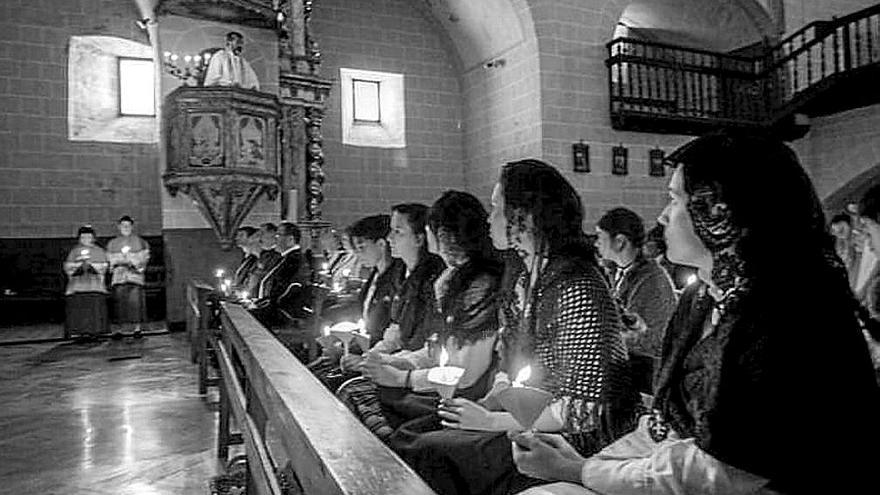 Las golondrinas, en primer término, participan en la despedida en la iglesia. | FOTO: CEDIDA