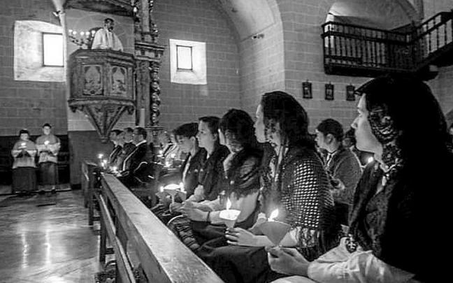 Las golondrinas, en primer término, participan en la despedida en la iglesia. | FOTO: CEDIDA