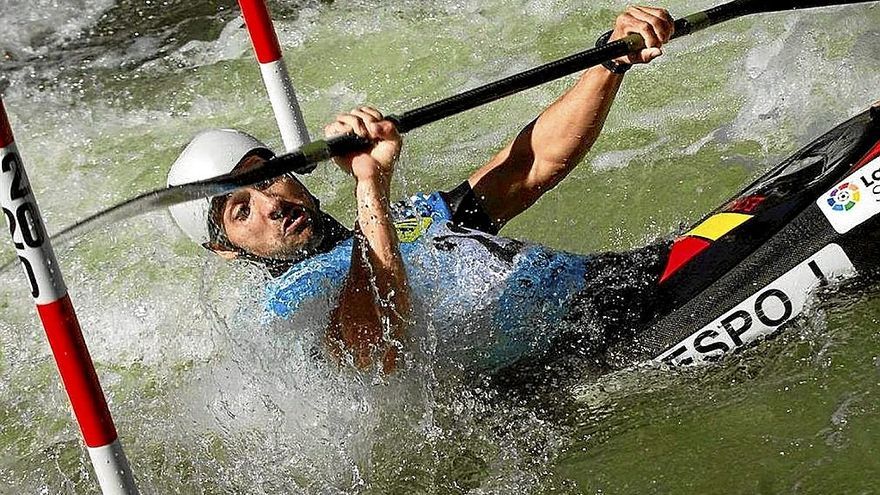 Joan Crespo, esquivando obstáculos en el momento de la bajada.