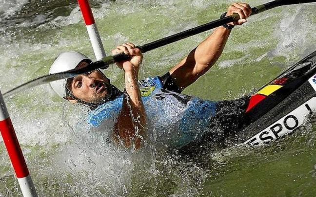 Joan Crespo, esquivando obstáculos en el momento de la bajada.