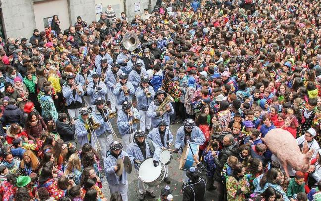 Una txaranga en pleno Carnaval de Tolosa